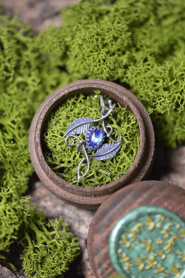 Pendentif Elfique - Cyanite bleue, feuilles simples