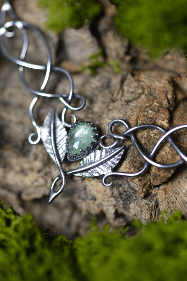 Collier Elfique - Cyanite Verte, feuilles simples