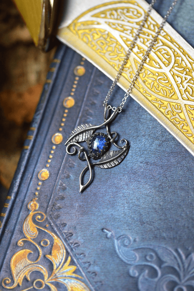 Pendentif Elfique - Cyanite bleue, feuilles simples
