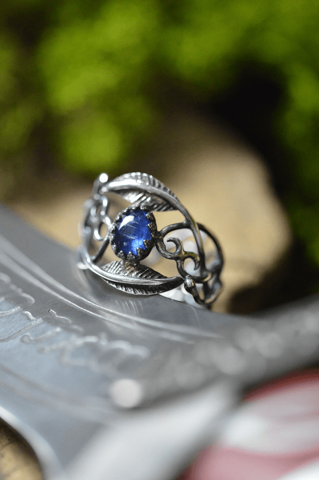Bague Elfique - Cyanite bleu foncé T52 à 60, feuilles simples