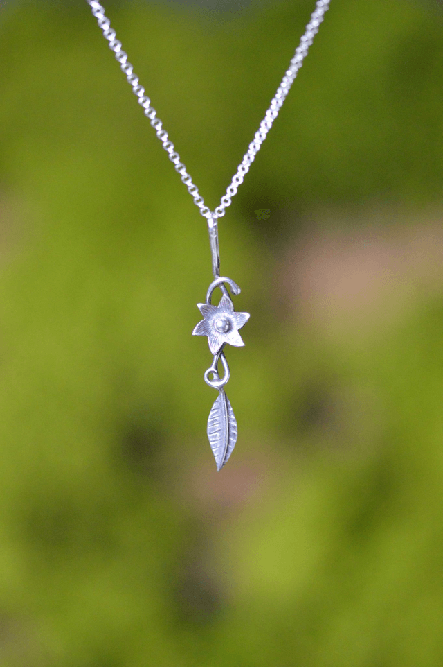 Pendentif Elfique - Fleur à six pétales, feuille simple