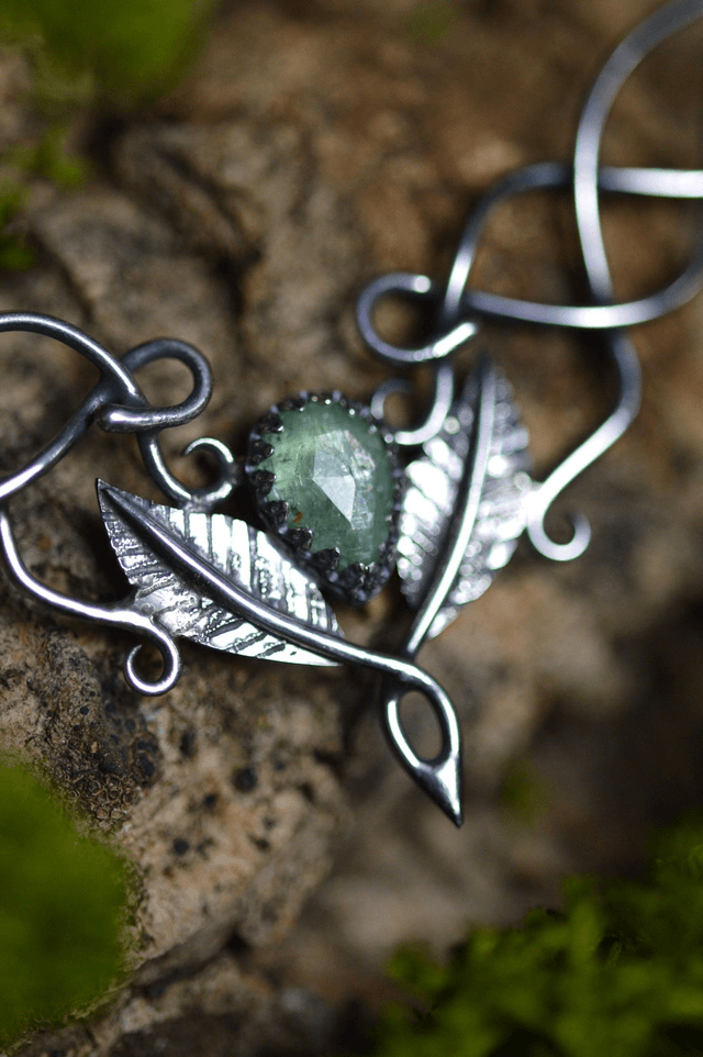 Collier Elfique - Cyanite Verte, feuilles simples