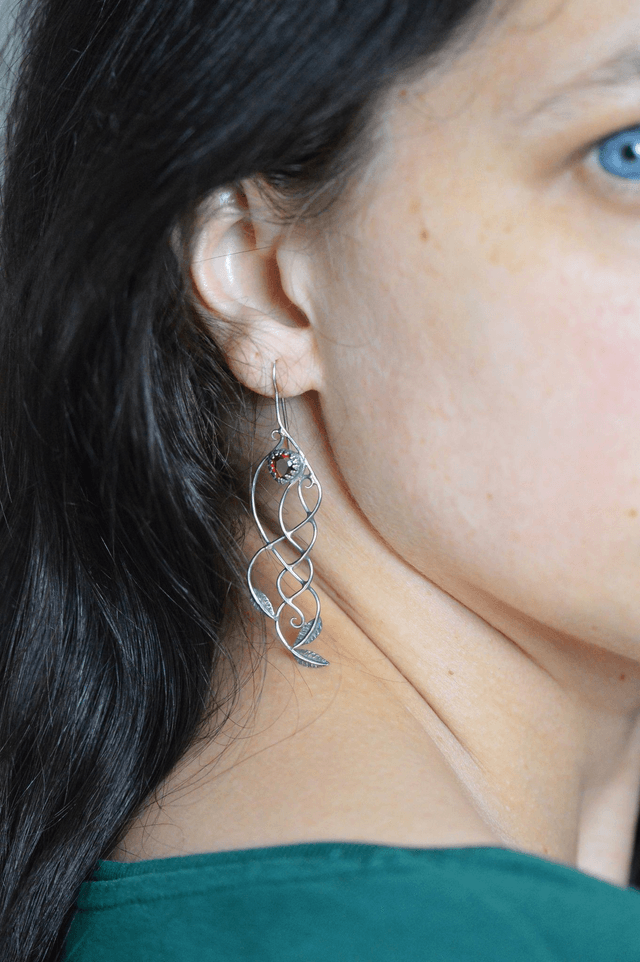 Boucles d'Oreilles Elfique - Grenats, feuilles simples