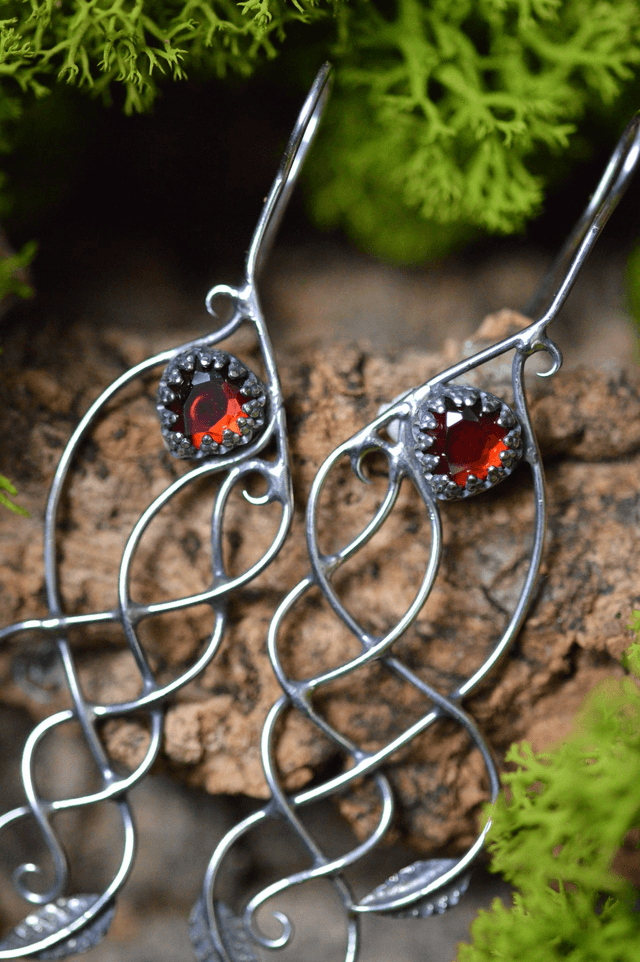 Boucles d'Oreilles Elfique - Grenats, feuilles simples