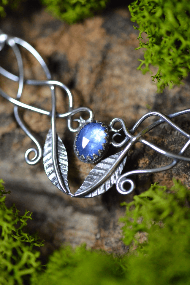 Collier Elfique - Cyanite Bleue ovale, feuilles simples