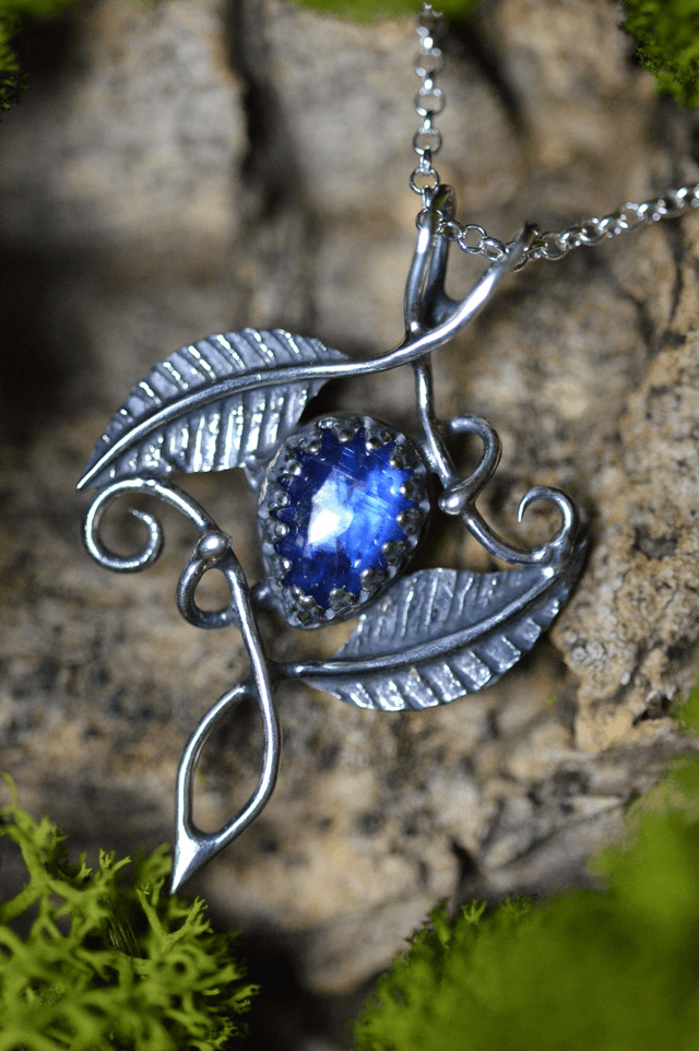 Pendentif Elfique - Cyanite bleue, feuilles simples