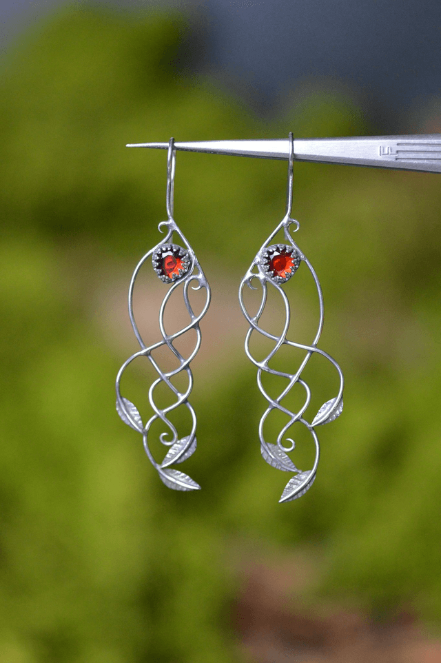 Boucles d'Oreilles Elfique - Grenats, feuilles simples