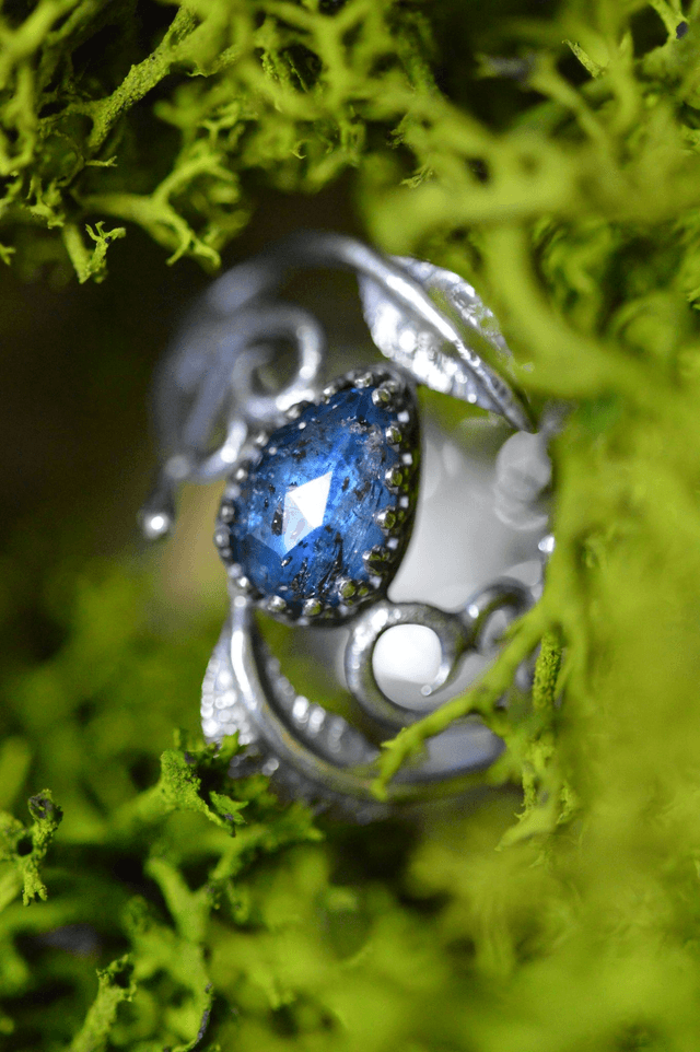 Bague Elfique - Cyanite bleu foncé T53 à 59, feuilles simples